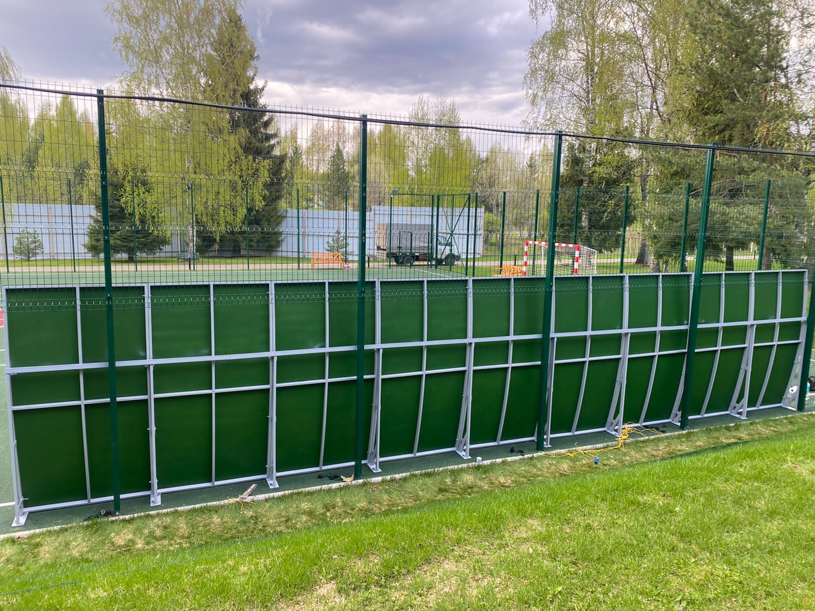 Тренировочная стенка для большого тенниса. Теннисная стенка для большого тенниса. Тренировочная стена для тенниса. Пригородный теннисный корт.