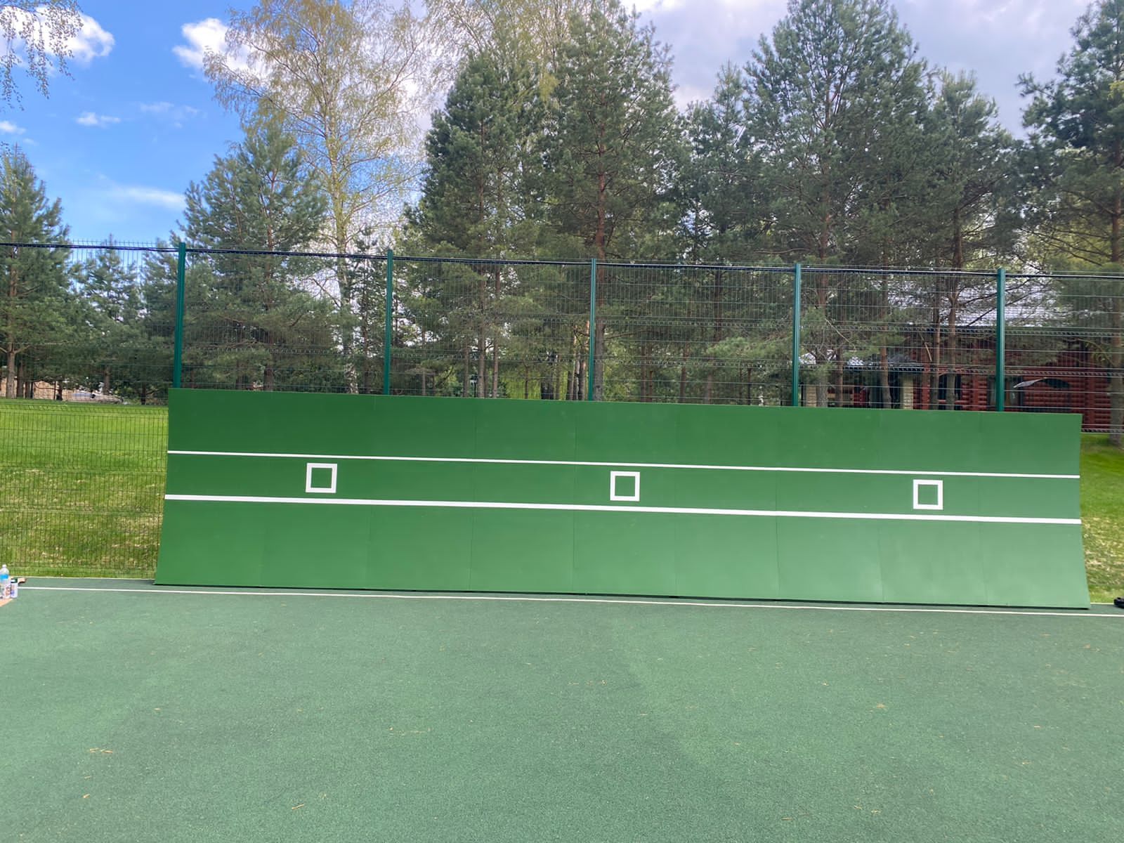 Теннисная стена. Теннисная стенка. Стенка для тенниса. Лавки для теннисного корта. Стена для тенниса.